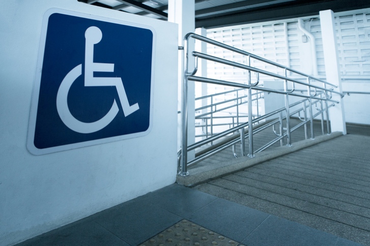 rampa z poręczą ze stali nierdzewnej ze znakiem niepełnosprawności